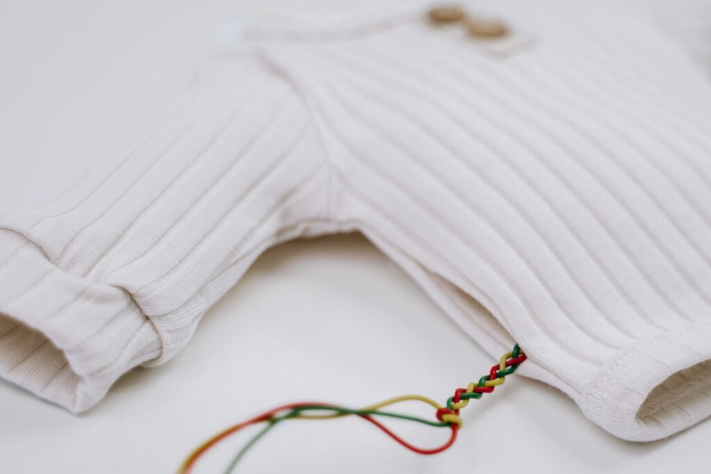 Prematuur trui met ruimte voor draadjes en slangetjes