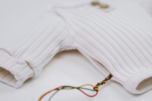 Prematuur trui met ruimte voor draadjes en slangetjes