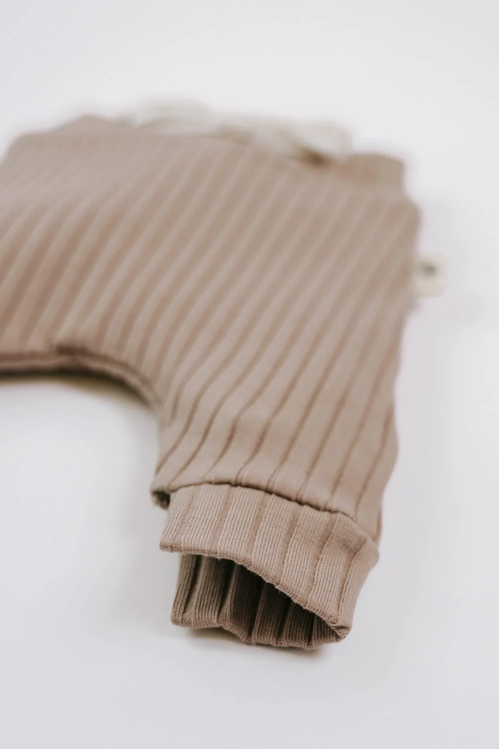 Prematuur broek amandel bruin met bredere opening broekspijp