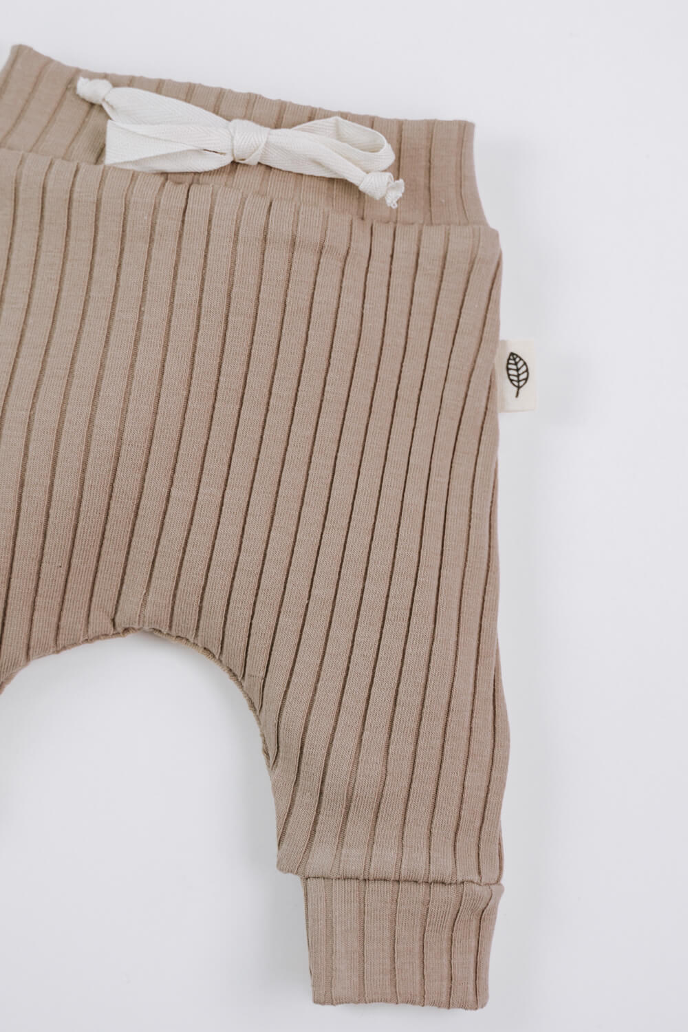 Prematuur broek amandel bruin met katoenen strikje