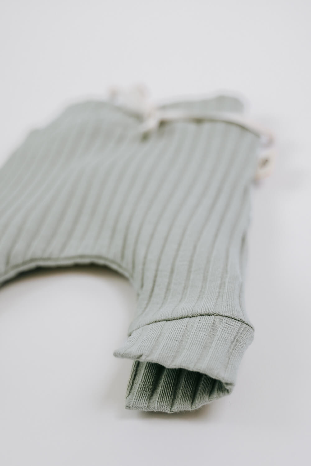 Prematuur broek sage groen met bredere opening broekspijp