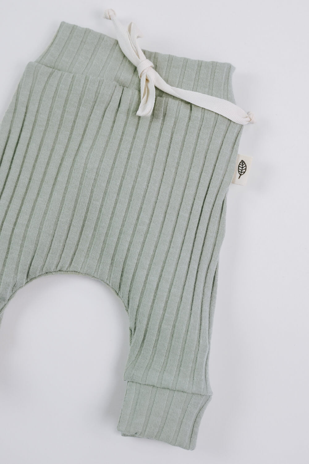 Prematuur broek sage groen met katoenen strikje