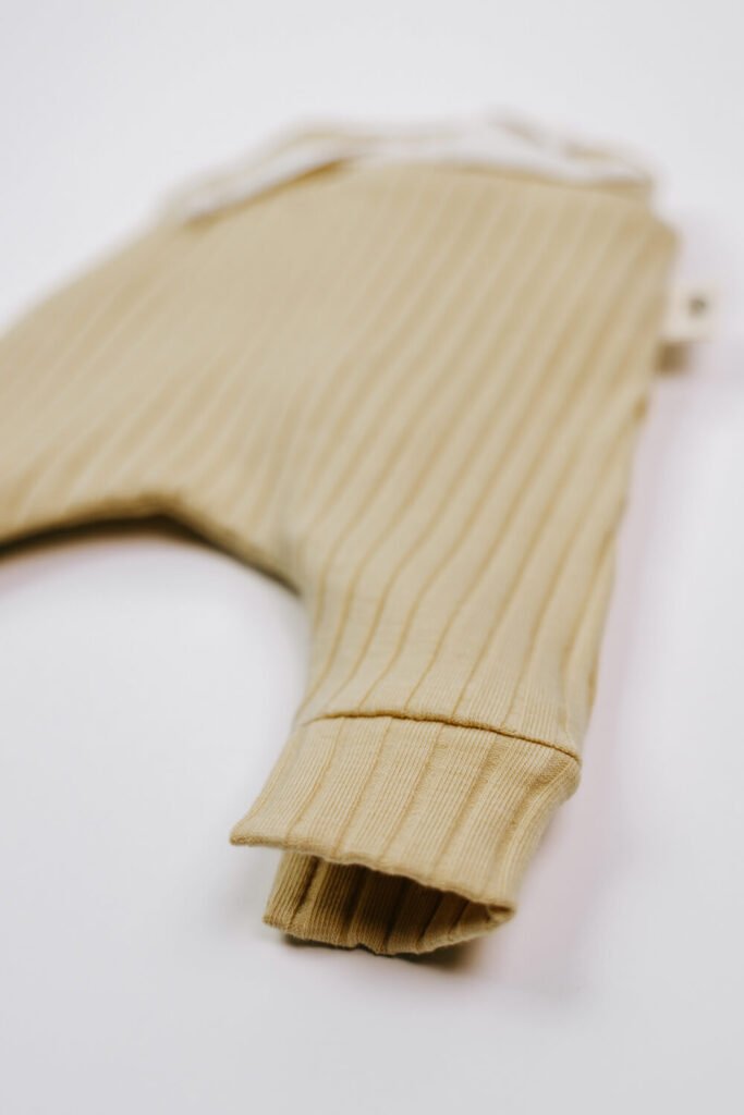 Prematuur broek zacht geel met bredere opening broekspijp