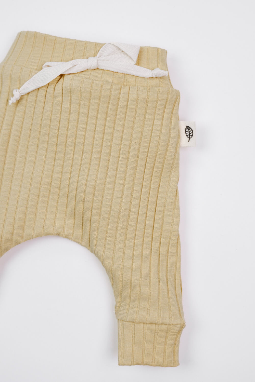 Prematuur broek zacht geel met katoenen strikje